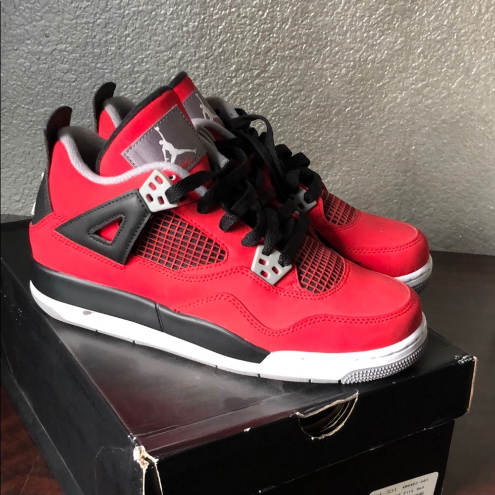 Air Jordan 4 Retro - 7.5 womens